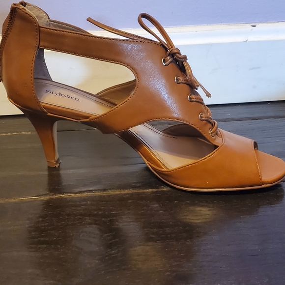 Low heel lace heels - Picture 3 of 3